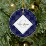 Ornamento De Cerâmica Nome personalizado Ditsy Winter Snow Angels Snowme<br><div class="desc">As vibrações de férias escandinavas no nosso Ditsy Winter dot mandala em um padrão clássico de bolinhas em um sólido fundo azul da meia-noite usando cores de nossa paleta Marinho e Dourada. Personalize com o nome e o início de sua escolha para fazer um presente ou uma manutenção realmente memorável....</div>