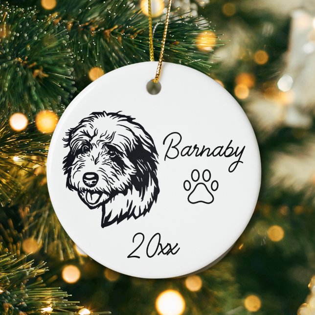 Ornamento De Cerâmica Nome Personalizado do Sheepdog Antigo Inglês e Art (Old English sheepdog ornament with custom name and year and paw print. Black and White Line Art)