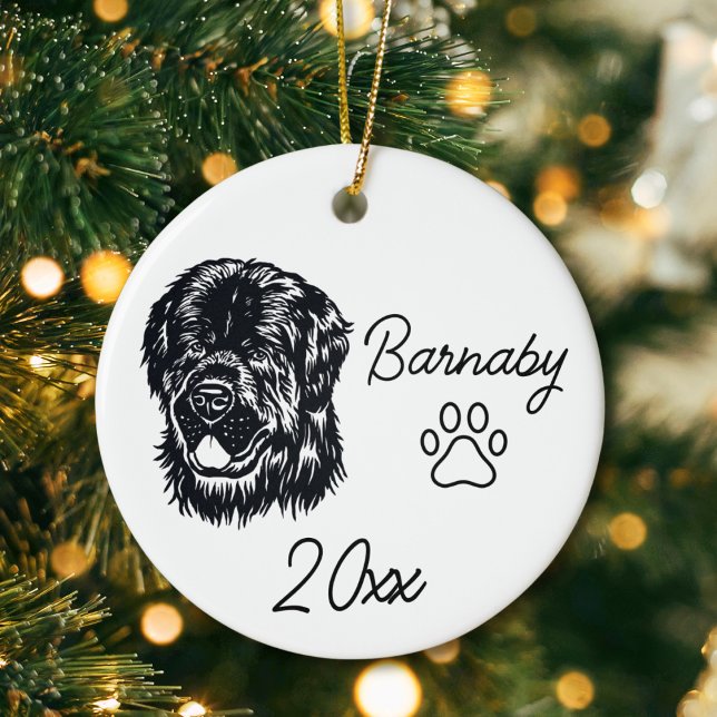 Ornamento De Cerâmica Nome Personalizado e Arte de Linha do Ano do Cacho (NewFoundland Dog Custom Name and Year Ornament with Paw Print. Black and White Line Art Modern)
