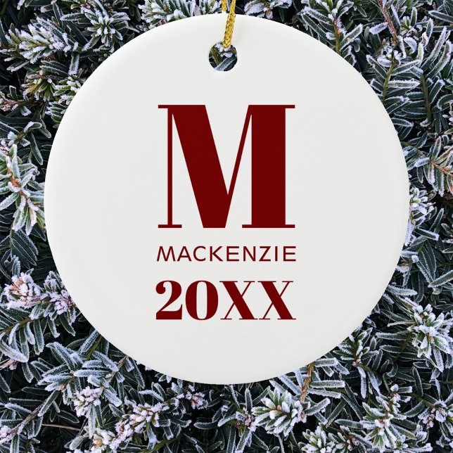 Ornamento De Cerâmica Nome Simples do Monograma Ano Vermelho e Branco (Simple modern red and white personalized monogram initial name year Christmas ornament)