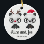 Ornamento De Cerâmica Nomes personalizados e data do Funny Pandas<br><div class="desc">Enfeites de natal com dois pandas engraçados vestindo chapéu de Papai Noel e renas de nariz vermelho Rudolph. Personalizado com seus nomes e fotos (no verso).</div>