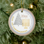 Ornamento De Cerâmica Nossa 1rua Chrismukkah Tree Menorah Keepsasaame Fo<br><div class="desc">Personalize esta música NOSSO ornamento CHRISMUKKAH de 11 RUAS com seu nome, ano e foto para uma família gentil. Do tom dourado da menorah Hanukkah ao tom prateado da árvore de Natal, esta cinza branca, ensilhueta e um ornamento de amêndoa torrada quente comemorarão seu primeiro feriado combinado. Carregue sua foto...</div>