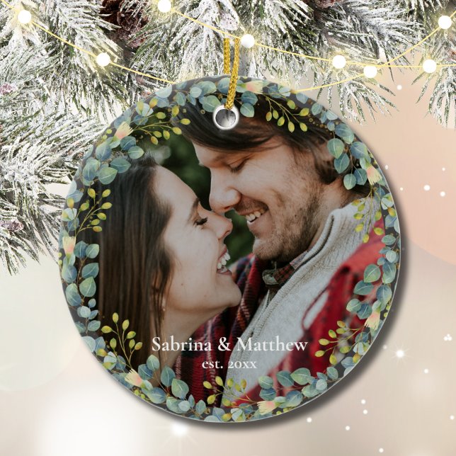 Ornamento De Cerâmica Nossa Primeira Casal de Natal Foto Greenery Wreath (Our First Christmas Married Engaged Couple Photo Christmas Ornament Keepsake)