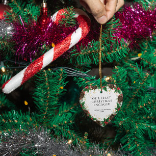 Ornamento De Cerâmica Nossa primeira Coroa de Natal Engajada Foto de Pin