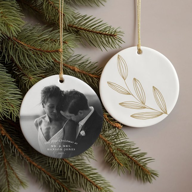 Ornamento De Cerâmica Nossa Primeira Foto de Natal (Our first Christmas couples photo ornament featuring a hand-drawn botanical sprout.)