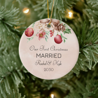 Ornamento De Cerâmica Nosso Primeiro Natal Casado com Floral Envolvido
