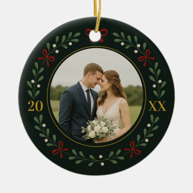 Ornamento De Cerâmica Nosso Primeiro Natal Casado - Terra Evergreen (Frente)