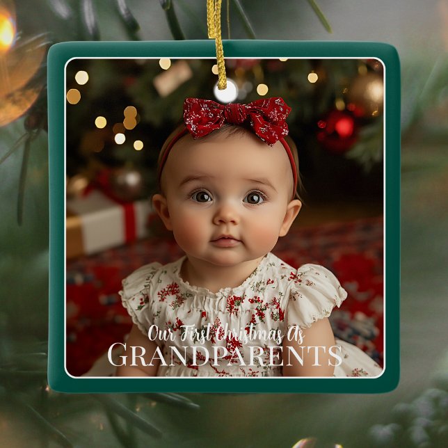 Ornamento De Cerâmica Nosso Primeiro Natal como Avô (First Christmas as Grandparents Grandchild Newborn Green Ceramic Ornament)