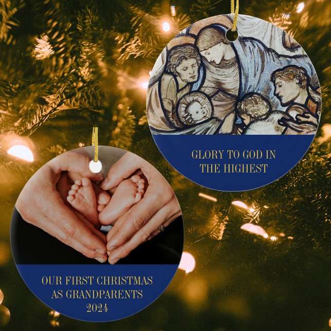 Ornamento De Cerâmica Nosso Primeiro Natal Como Avós Arte Cristã (Our First Christmas As Grandparents Religious Christian Catholic Nativity Custom Baby Photo Ornament)