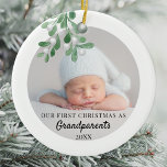 Ornamento De Cerâmica Nosso Primeiro Natal Como Avós Foto Da Folhagem<br><div class="desc">O Primeiro Ornamento de Natal deste Avô é decorado com conchas de aquarela verde. Facilmente personalizável com a foto, o nome e o ano do seu bebê. Use a Ferramenta Design para alterar o tamanho, o estilo ou a cor do texto. Porque nós criamos a nossa trabalho de arte, você...</div>