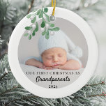 Ornamento De Cerâmica Nosso Primeiro Natal Como Avós Foto Da Folhagem<br><div class="desc">O Primeiro Ornamento de Natal deste Avô é decorado com conchas de aquarela verde. Facilmente personalizável com a foto, o nome e o ano do seu bebê. Use a Ferramenta Design para alterar o tamanho, o estilo ou a cor do texto. Porque nós criamos a nossa trabalho de arte, você...</div>