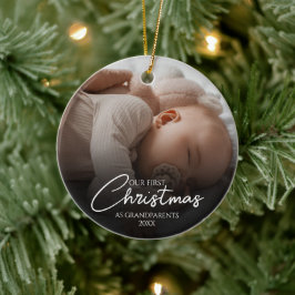 Ornamento De Cerâmica Nosso Primeiro Natal Como Avós Foto Elegante