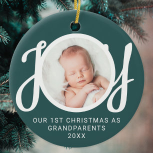 Ornamento De Cerâmica Nosso Primeiro Natal Como Avós Foto Verde
