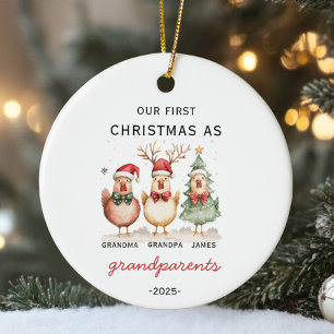 Ornamento De Cerâmica Nosso Primeiro Natal como Avós - Galinha Personali