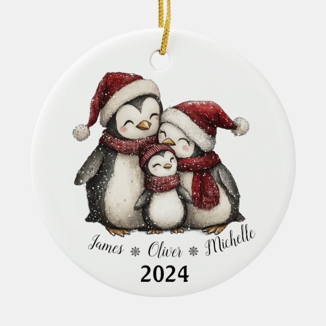 Ornamento De Cerâmica Nosso Primeiro Natal como Família de Três Pinguins (Frente)