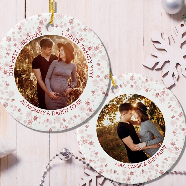 Ornamento De Cerâmica Nosso Primeiro Natal como | Foto Red Ditsy Snowfla (Criador carregado)