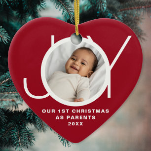 Ornamento De Cerâmica Nosso Primeiro Natal Como Pais Foto Vermelho