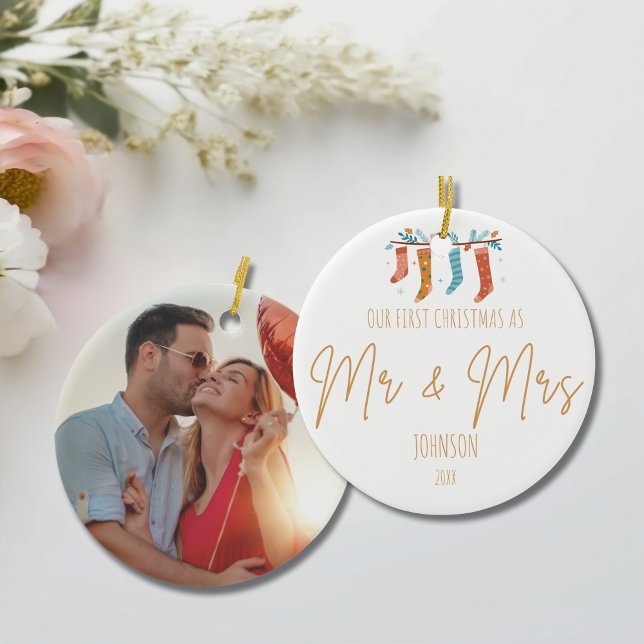 Ornamento De Cerâmica Nosso Primeiro Natal como Sr. e Sra. Personalizada (Our First Christmas as Mr. & Mrs. Personalized Ceramic Ornament)