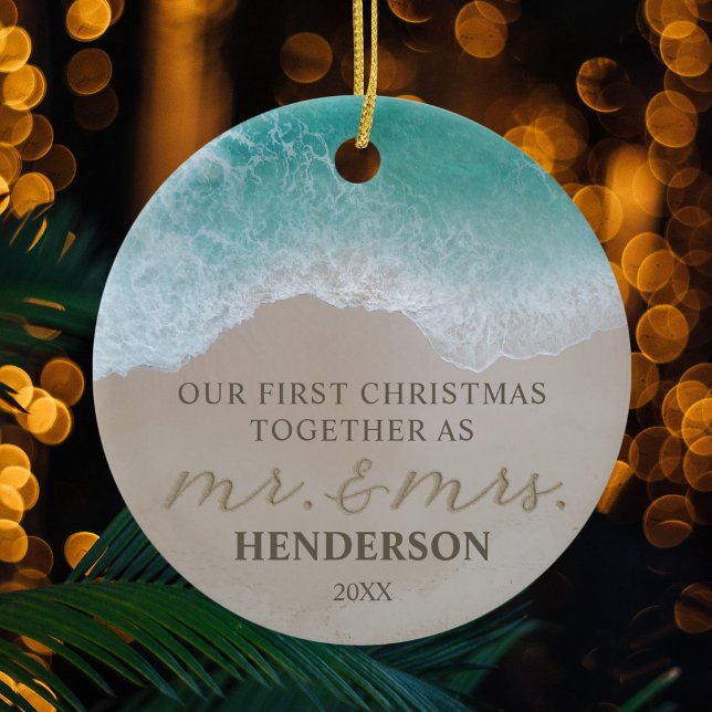Ornamento De Cerâmica Nosso Primeiro Natal como Sr. & Sra. Beach (Criador carregado)