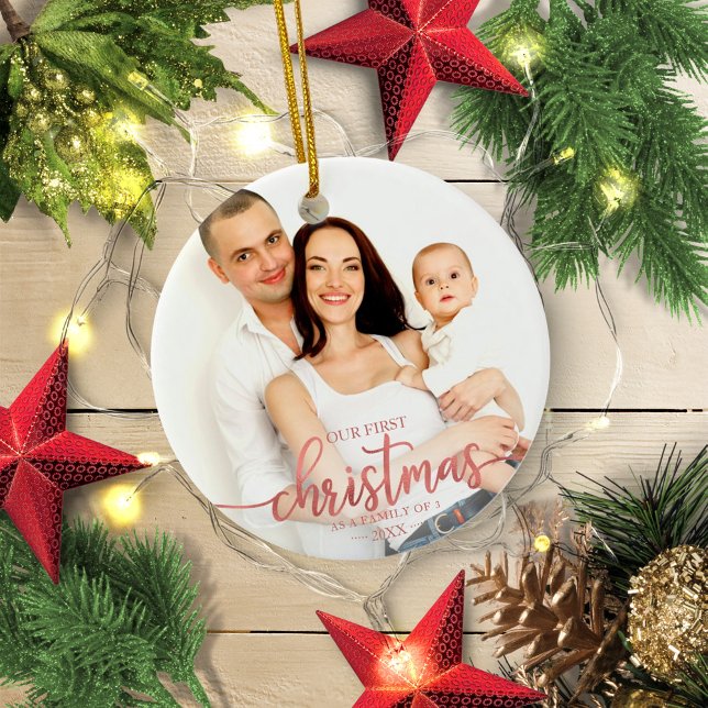 Ornamento De Cerâmica Nosso Primeiro Natal Como Uma Família De 3 Rosa Do (Criador carregado)