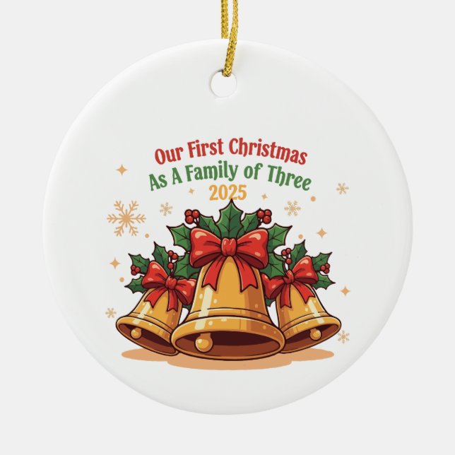 Ornamento De Cerâmica Nosso Primeiro Natal como uma Família de Três 2025 (Frente)