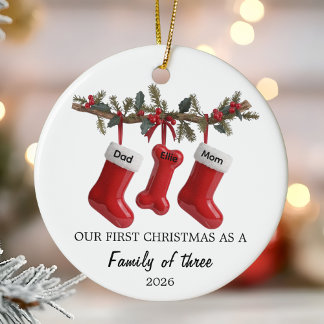 Ornamento De Cerâmica Nosso Primeiro Natal como uma Família de Três com