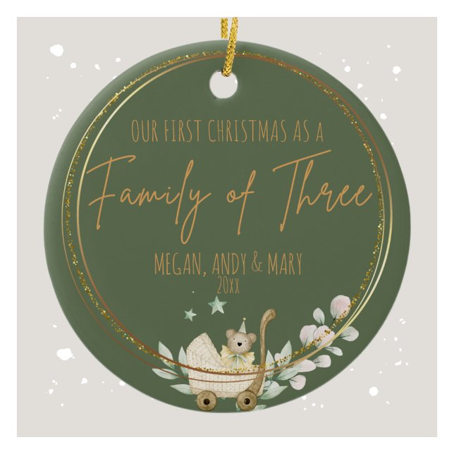 Ornamento De Cerâmica Nosso Primeiro Natal como uma Família dos Três (Our First Christmas as a Family of Three Ceramic Ornament)