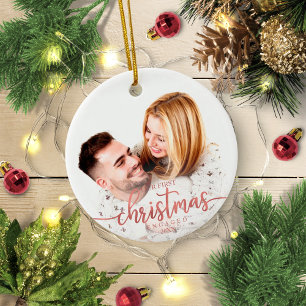 Ornamento De Cerâmica Nosso Primeiro Natal Engajado Foto Simples e Elega