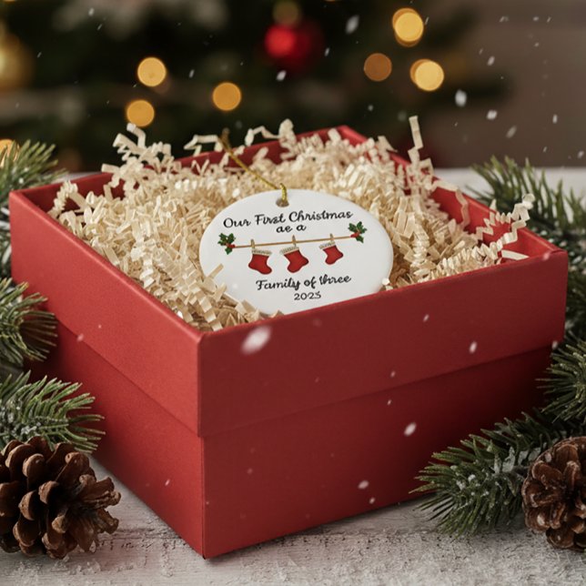 Ornamento De Cerâmica Nosso Primeiro Natal — Família de Três Inventários (Criador carregado)