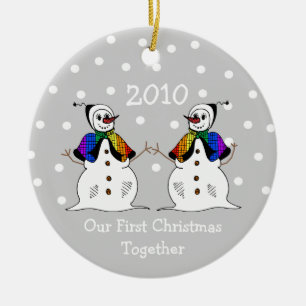 Ornamento De Cerâmica Nosso primeiro Natal junto 2010 (GLBT Snowwomen)