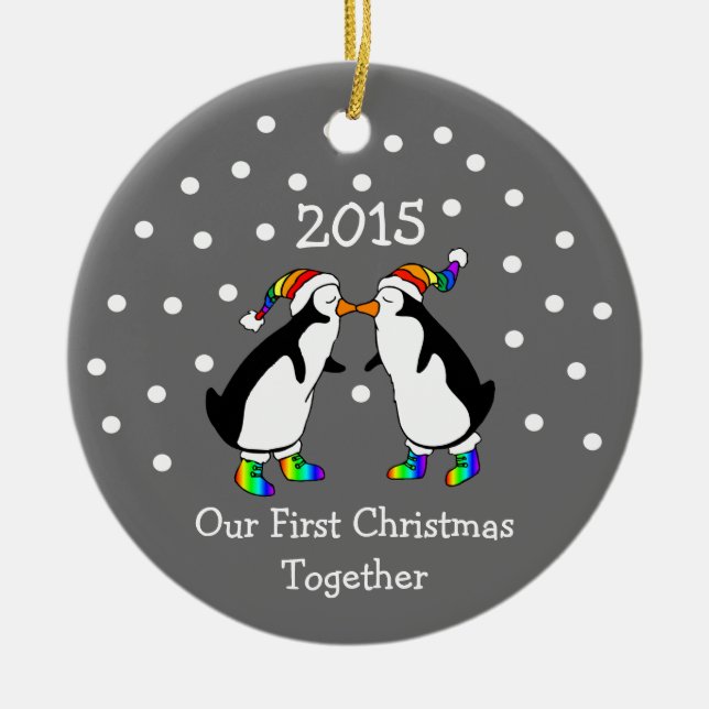 Ornamento De Cerâmica Nosso Primeiro Natal Juntos 2015 (Pinguins LGBT) (Frente)