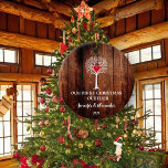 Ornamento De Cerâmica Nosso primeiro Natal juntos adoram madeira rústica<br><div class="desc">O nosso primeiro Natal juntos,  ornamento. Fundo de madeira escura e russa com ilustração de árvore de amor branca. Belo ornamento para decorar sua árvore de natal. Você pode personalizá-lo e adicionar seu próprio texto,  nomes e ano.</div>