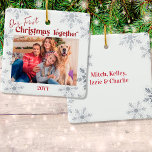 Ornamento De Cerâmica Nosso Primeiro Natal Juntos Foto Vermelha da Famíl<br><div class="desc">"O nosso primeiro Natal juntos" - Enfeites de natal personalizados são um bom guardião para ter como parte do seu decoro de Natal. O modelo está pronto para você personalizar o ornamento com sua foto, seus nomes e o ano. O design inclui tipografia de estilos com letra manual e um...</div>