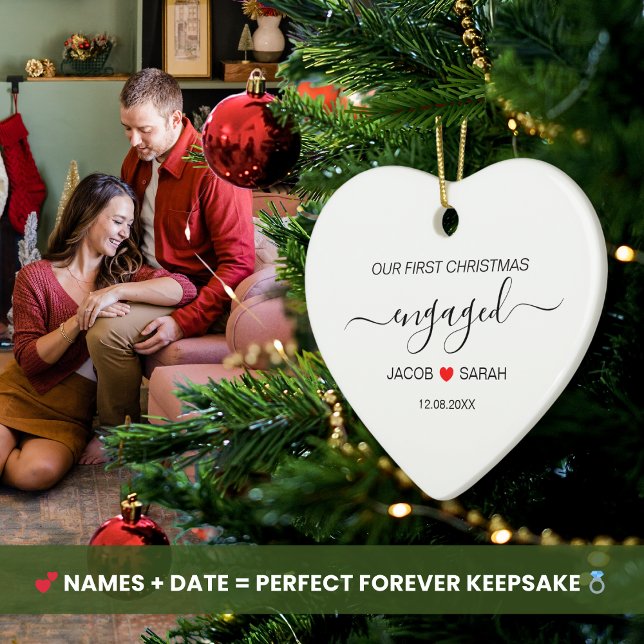 Ornamento De Cerâmica Nosso Primeiro Nome e Data dos Casais Envolvidos n (Our First Christmas Engaged Holiday Heart Shaped Ceramic Christmas Ornament Personalized Names Date)