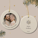 Ornamento De Cerâmica Nosso primeiro pedido de Natal<br><div class="desc">Celebre seu primeiro Natal como um novo casal com este elegante Nosso Primeiro Natal Novo Ornamento. A frente deste adorável ornamento apresenta um floco de neve de ouro champanhe empolgante sobre um fundo leve, belamente moldando as palavras "Nosso Primeiro Natal". Vire-se para trás para encontrar um delicado design de floco...</div>
