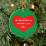Ornamento De Cerâmica Nosso Segundo Natal Juntos 2023 Coração Vermelho C<br><div class="desc">Nomes personalizados e impressos com design de coração vermelho giro em fundo verde sólido. Sinta-se à vontade para personalizar adicionando seus próprios textos,  nomes ou fotos. Você pode adicionar sua foto no verso do ornamento facilmente! A cor do plano de fundo também pode ser alterada conforme você quiser.</div>