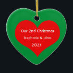 Ornamento De Cerâmica Nosso Segundo Natal Juntos Coração Vermelho Bonito<br><div class="desc">Nomes personalizados e impressos com design de coração vermelho giro em fundo verde sólido. Sinta-se à vontade para personalizar adicionando seus próprios textos,  nomes ou fotos. Você pode adicionar sua foto no verso do ornamento facilmente! A cor do plano de fundo também pode ser alterada conforme você quiser.</div>
