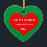 Ornamento De Cerâmica Nosso Segundo Natal Juntos Coração Vermelho Bonito<br><div class="desc">Nomes personalizados e impressos com design de coração vermelho giro em fundo verde sólido. Sinta-se à vontade para personalizar adicionando seus próprios textos,  nomes ou fotos. Você pode adicionar sua foto no verso do ornamento facilmente! A cor do plano de fundo também pode ser alterada conforme você quiser.</div>