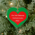 Ornamento De Cerâmica Nosso Segundo Natal Juntos Coração Vermelho Bonito<br><div class="desc">Nomes personalizados e impressos com design de coração vermelho giro em fundo verde sólido. Sinta-se à vontade para personalizar adicionando seus próprios textos,  nomes ou fotos. Você pode adicionar sua foto no verso do ornamento facilmente! A cor do plano de fundo também pode ser alterada conforme você quiser.</div>