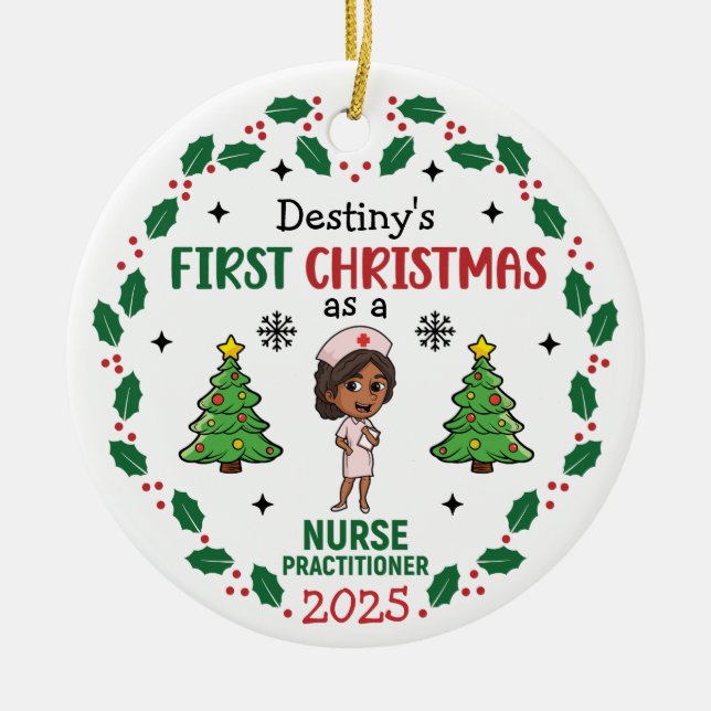 Ornamento De Cerâmica Nurse Practitioner First Christmas Custom Name (Frente)