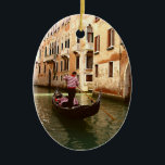 Ornamento De Cerâmica O Gondolier<br><div class="desc">Ornamento cerâmico oval com a imagem de uma gondolier, dando um passeio cênico por Veneza romântica, Itália. Veja a coleção inteira do Ornament italiano na seção HOME.</div>