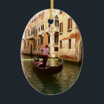 Ornamento De Cerâmica O Gondolier<br><div class="desc">Ornamento cerâmico oval com a imagem de uma gondolier,  dando um passeio cênico por Veneza romântica,  Itália. Veja a coleção inteira do Ornament italiano na seção HOME.</div>