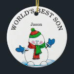 Ornamento De Cerâmica O melhor filho de Snowman natalino do mundo<br><div class="desc">O Melhor Ornamento Cerâmico de Natal para Filho de Snowman com o ano atrás.  Este design de ornamento tem um bonitinho bonitinho de neve em um fundo azul de floco de neve.     Mude o texto para filha,  neto,  sobrinho,  tio,  esposa ou qualquer pessoa especial em sua vida.</div>