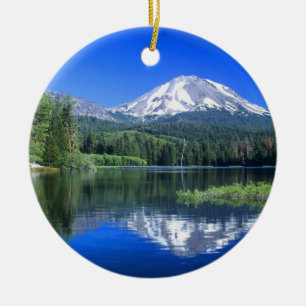 Ornamento De Cerâmica O Mt. Lassen se ergue acima do Lago Manzanita
