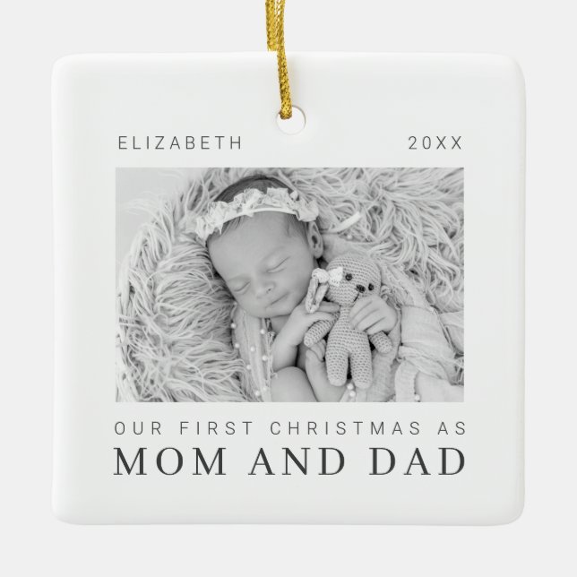 Ornamento De Cerâmica O nosso primeiro Natal como mãe e Pai moderna Chic (Frente)