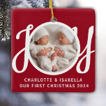 Ornamento De Cerâmica O nosso primeiro Natal gêmeos Foto Red Keepsawn<br><div class="desc">Este bonitinho Ornament de Fotos do Primeiro Natal é decorado com a palavra JOY em tipografia de na moda num fundo vermelho. Facilmente personalizável com sua foto,  nomes e ano.</div>