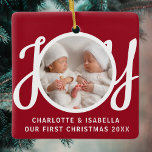 Ornamento De Cerâmica O nosso primeiro Natal gêmeos Foto Red Keepsawn<br><div class="desc">Este bonitinho Ornament de Fotos do Primeiro Natal é decorado com a palavra JOY em tipografia de na moda num fundo vermelho. Facilmente personalizável com sua foto,  nomes e ano.</div>