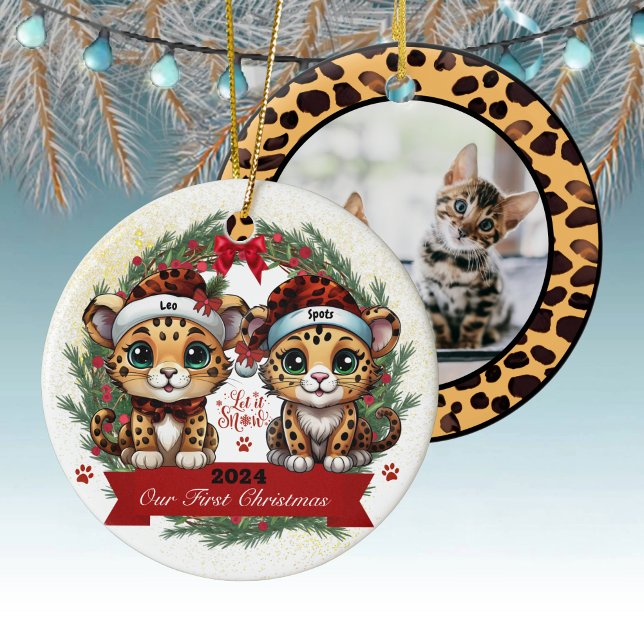 Ornamento De Cerâmica O nosso primeiro Natal - Leopard Spot - Impressão  (Our First Christmas Leopard  Print Animal Ceramic Ornament Kitty Cat Decoration Kitten Decor 🐾🐆)