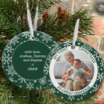 Ornamento De Cerâmica O Primeiro Natal como | Floco de neve verde fotogr<br><div class="desc">Meu primeiro ornamento de Natal personalizado com sua foto e seu texto personalizado. Este ornamento de Natal é verde e decorado com flocos de neve brancos. Está escrito com "meu primeiro natal como vovó excelente" e você é bem-vindo a editar "como vovó excelente" para o texto de sua escolha. O...</div>