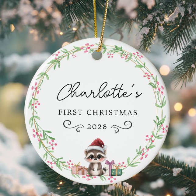 Ornamento De Cerâmica O primeiro natalino - Russo Wreath&Baby Raccoon (Personalized, Baby's First Christmas–Rustic Wreath, Baby Raccoon with Santa Hat Ceramic Ornament)